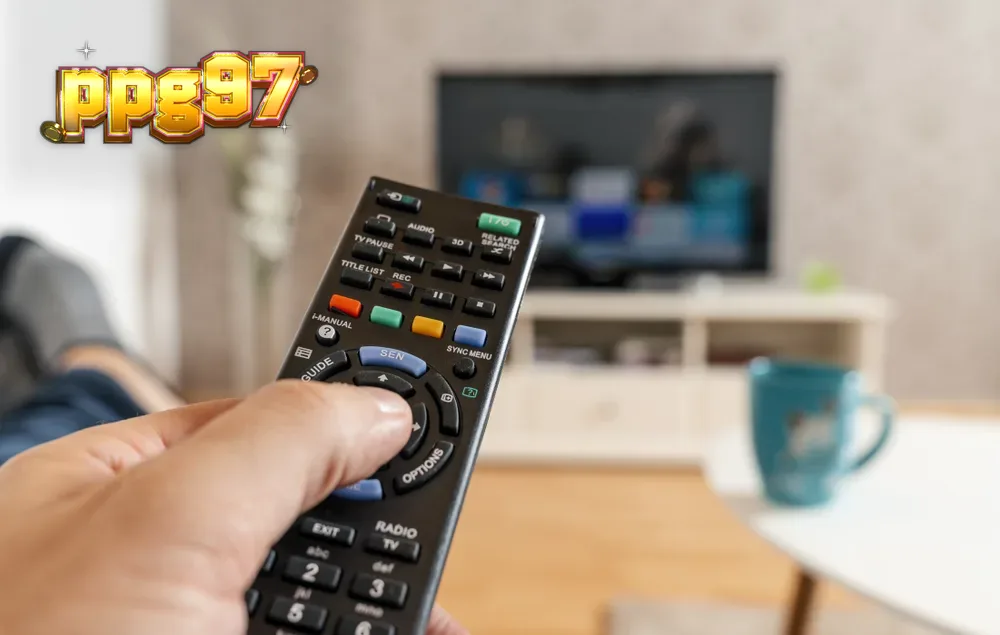 Isang modernong studio na nagpapakita ng mga digital na slot game sa malalaking screen.
